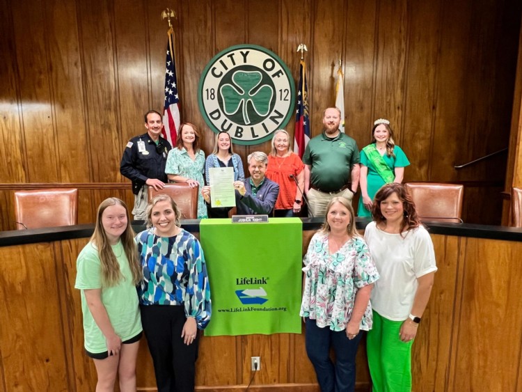 Members of LifeLink smiling with the Mayor