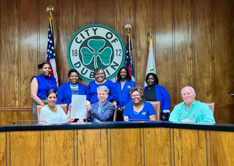 Zeta Phi Beta Sorority smiling with the Mayor