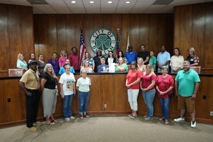 Group of Community Members in Recovery smiling with the Mayor.